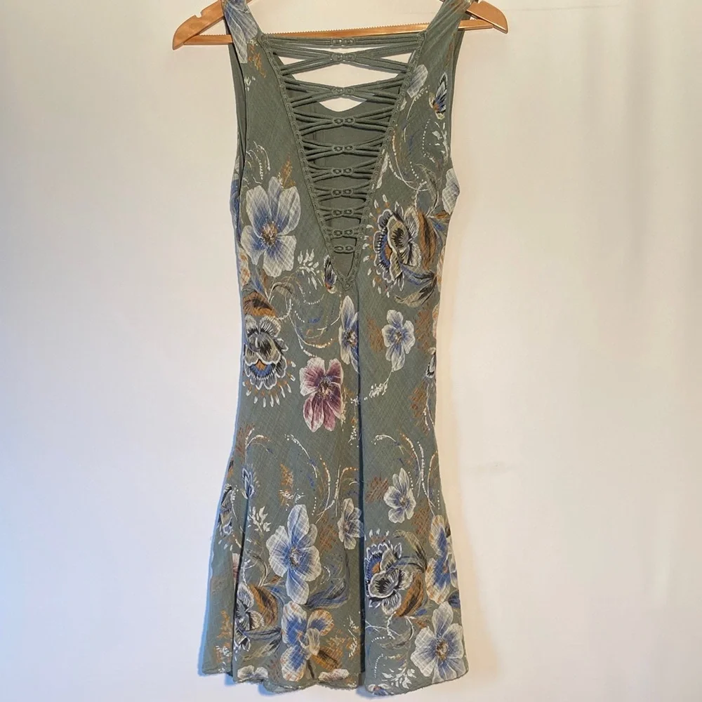 Floral Backless Dress with Criss Cross Crochet - Picture 3 of 7